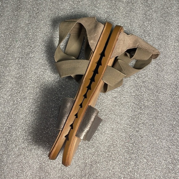 Sorel WOMEN'S ELLA FLAT SANDAL metallic Color: Ash Brown size 8 39 - Picture 10 of 11